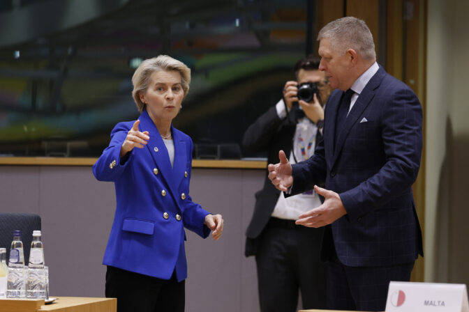 Predsedníčka Európskej komisie Ursula von der Leyenová a slovenský premiér Robert Fico.