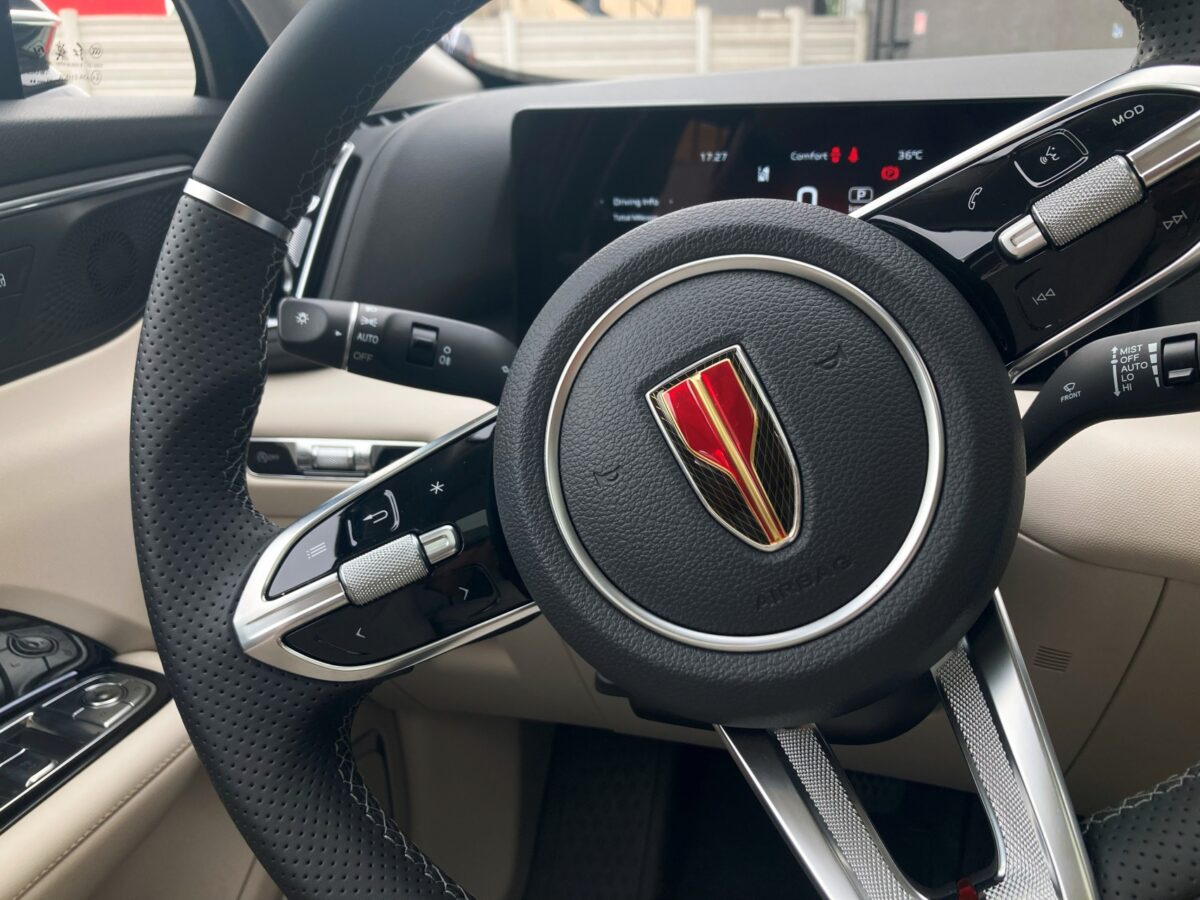 Hongqi HS3