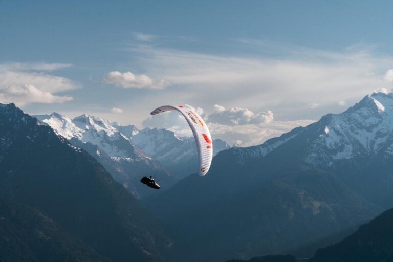 Paraglajdista Juraj Koreň hory alpy