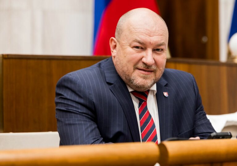 Rudolf Huliak, minister cestovného ruchu a športu.