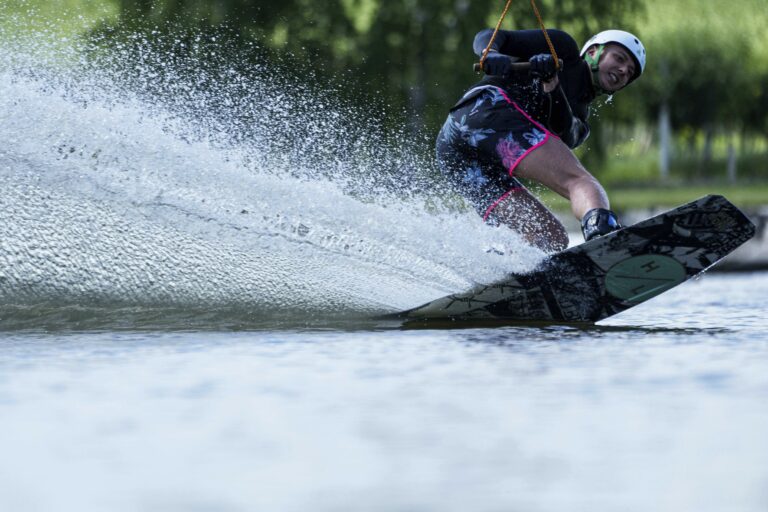 muž wakeboard jazero
