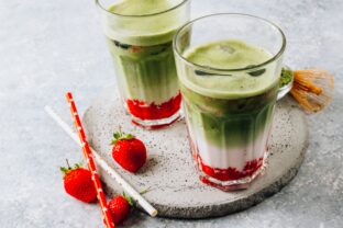 Jahodové matcha latte