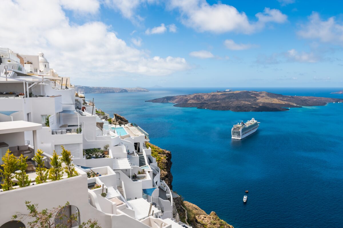 výletná loď na Santorini