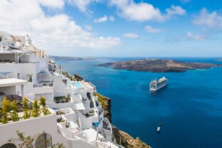 výletná loď na Santorini