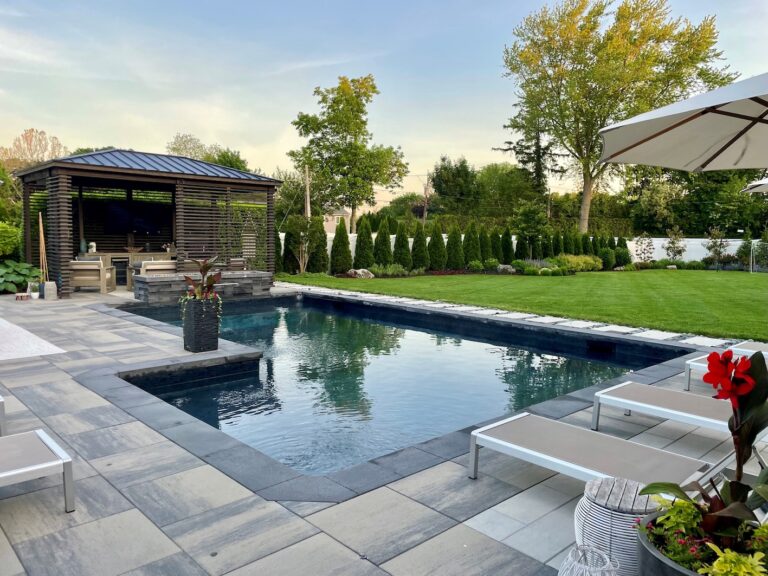 High end,Backyard,"l shaped",Pool,With,Plunge,Sun,Deck.,Gorgeous,DČcor