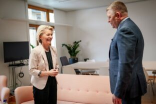 Slovenský premiér Robert Fico a predsedníčka Európskej komisie Ursula von der Leyenová.