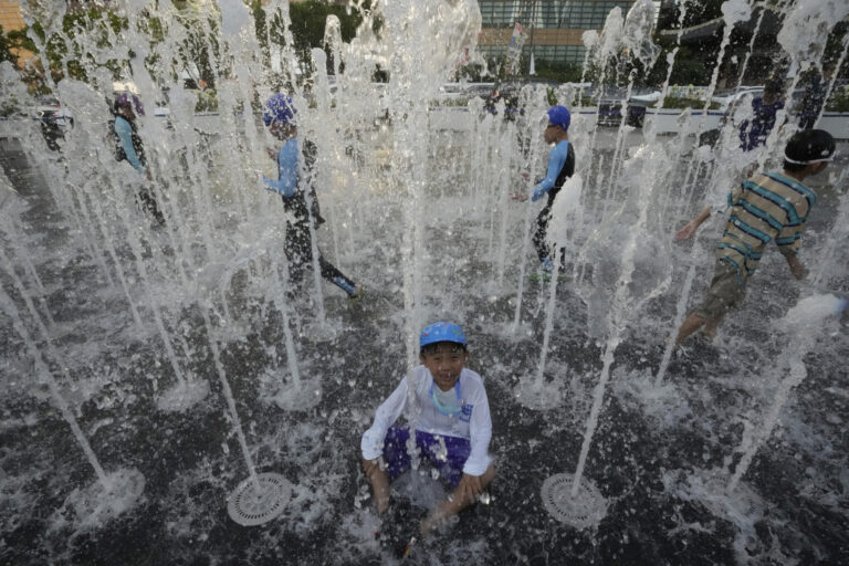 chlapec fontána voda teplo