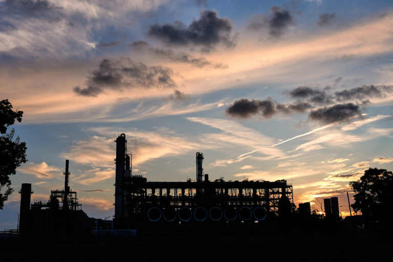 rafinéria západ slnka budova silueta oblaky