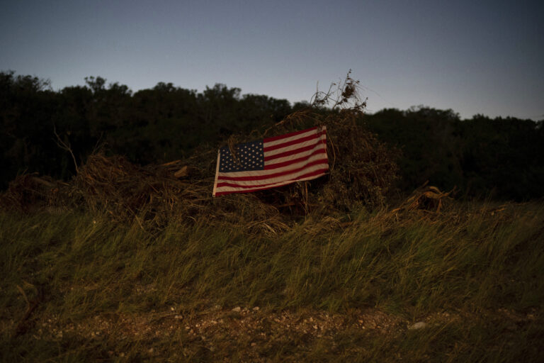 americká vlajka trosky