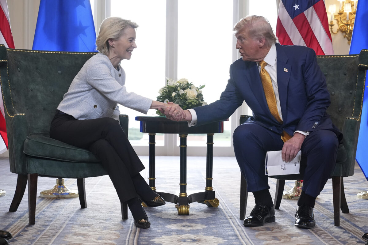 Ursula von der Leyenová a Donald Trump.