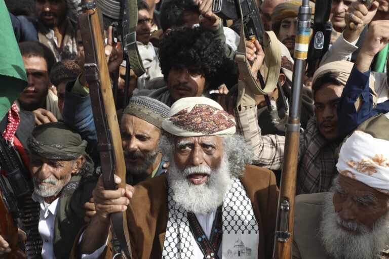 Hútíovia ľudia prostest zbrane