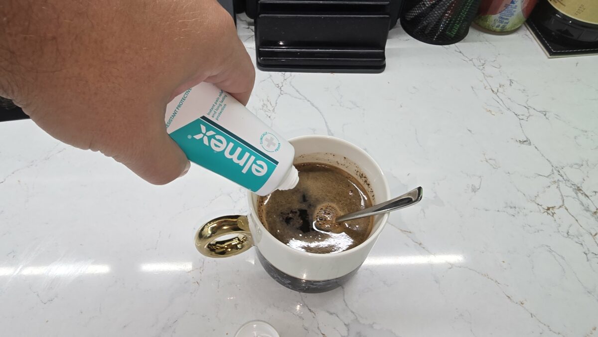 Prečo pridať zubnú pastu do kávy