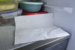 Vložila do chladničky obyčajnú papierovú utierku