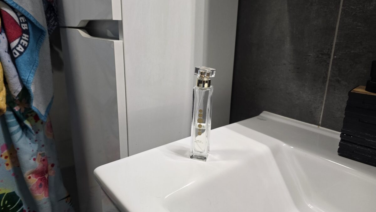 parfém v kúpeľni
