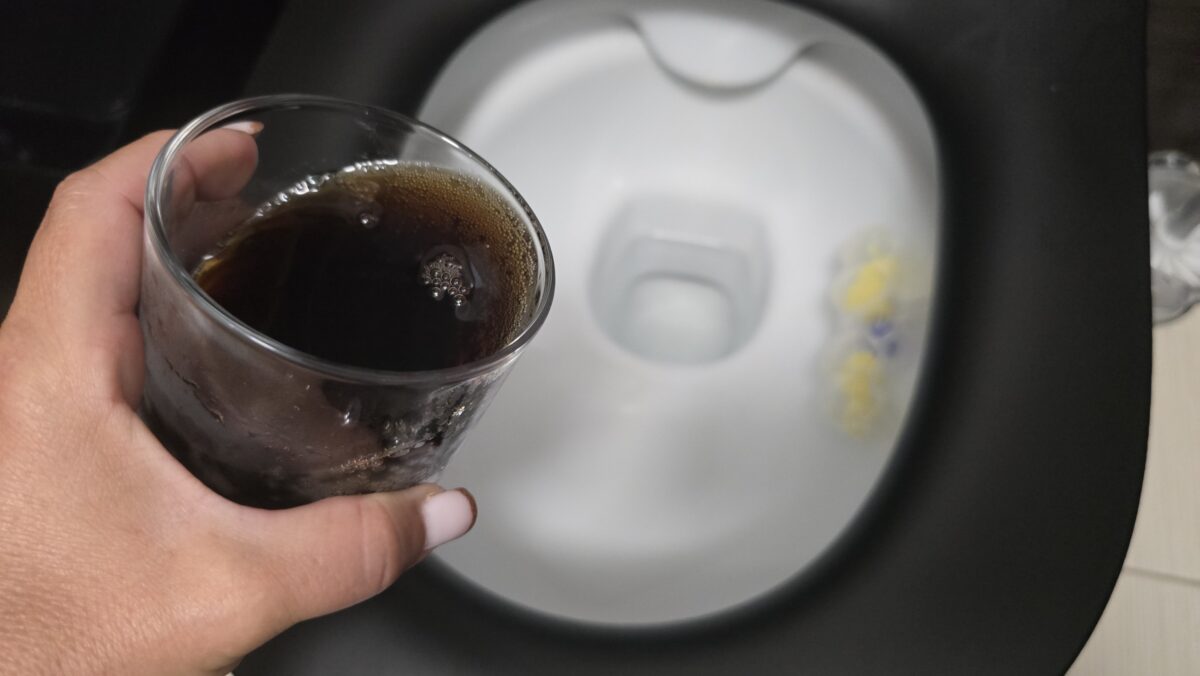 nalievanie coca coly do toalety