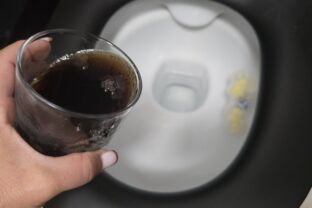 nalievanie coca coly do toalety