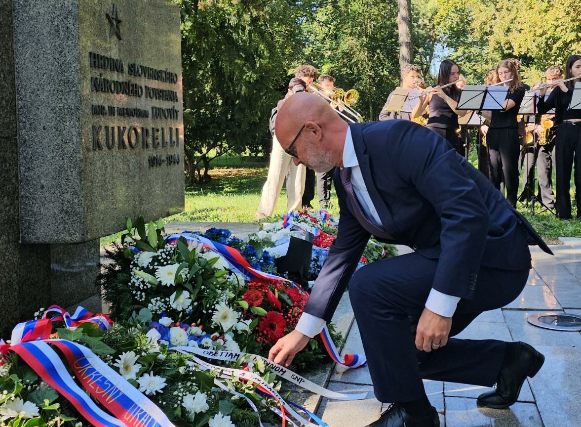 Opozícia si pripomenula výročie vypuknutia SNP. Posolstvo hrdinov SNP je dôležité aj dnes, uvádza SaS