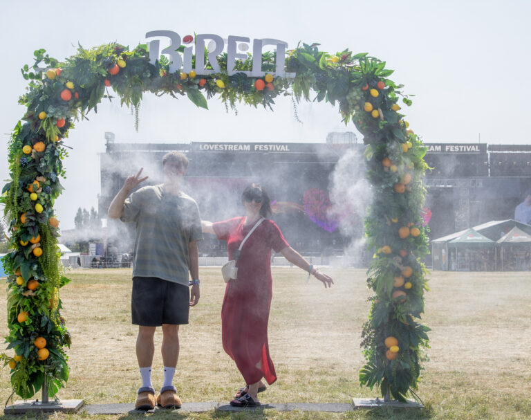 ľudia festival para hmla voda