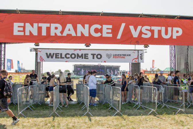 ľudia festival vstup rampy
