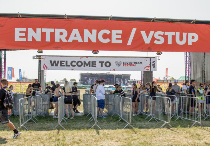 ľudia festival vstup rampy