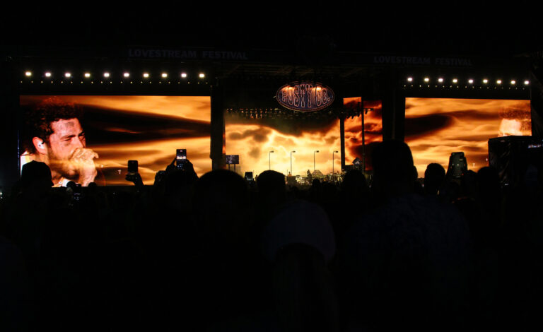 Post Malone Lovestream ľudia festival svetlá