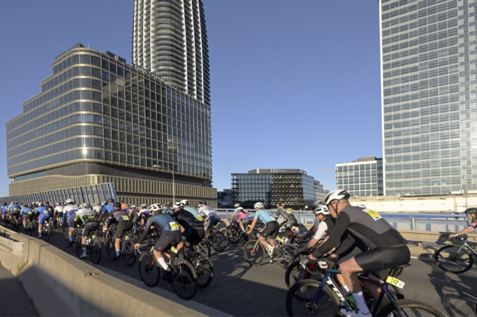 cyklistické preteky L'Etape Slovakia cyklisti pelotón ľudia mesto mrakodrapy budovy