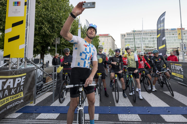 cyklistické preteky L'Etape Slovakia cyklisti pelotón ľudia mesto budovy