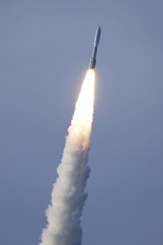 Raketa United Launch Alliance Atlas V satelit plameň oheň