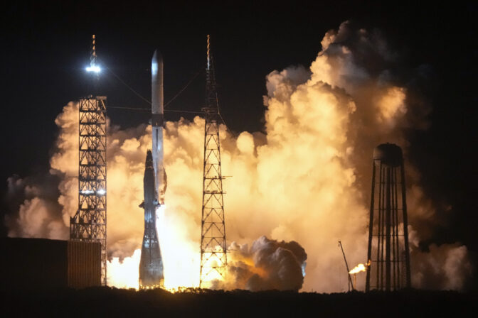Raketa New Glenn Blue Origin rampa kozmodróm dym para