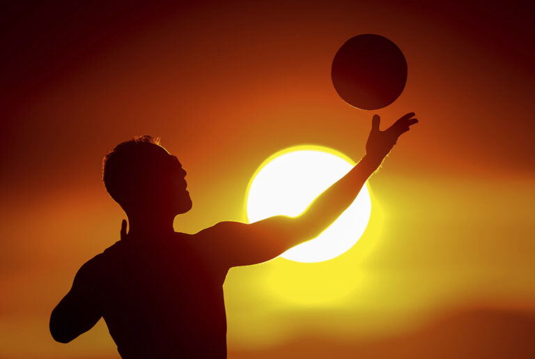 silueta muž slnko lopta
