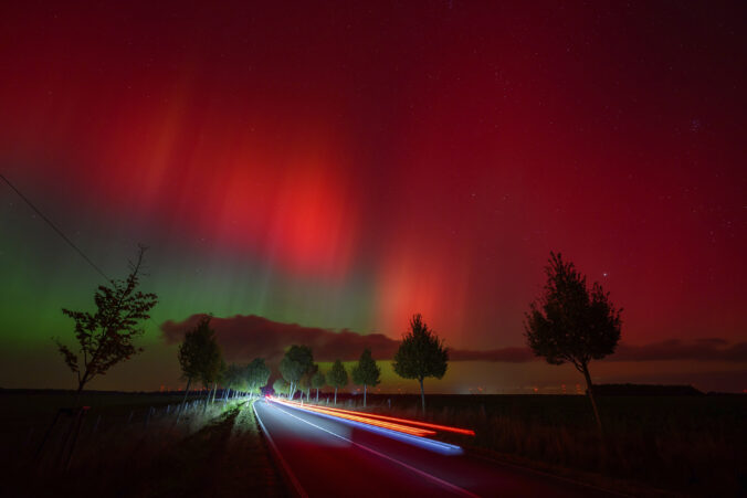 aurora borealis polárna žiara krajina nočná obloha mesto stromy cesta