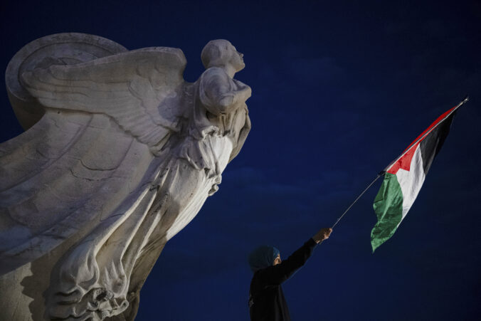 demonštrant vlajka palestína socha
