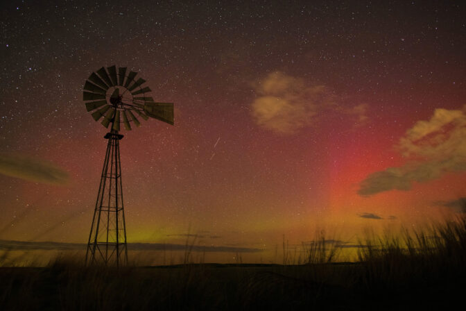 polárna žiara aurora borealis nočná obloha krajina