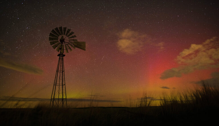 polárna žiara aurora borealis nočná obloha krajina