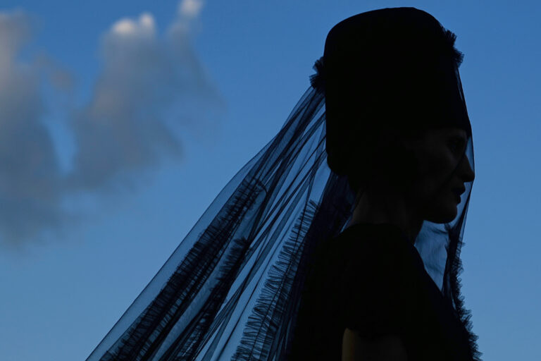 modelka móda závoj silueta