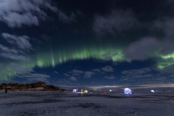 polárna žiara aurora borealis ľad rybári nočná obloha