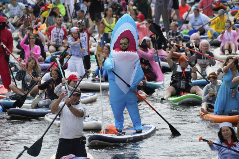 paddleboard SUP doska ľudia kanál festival
