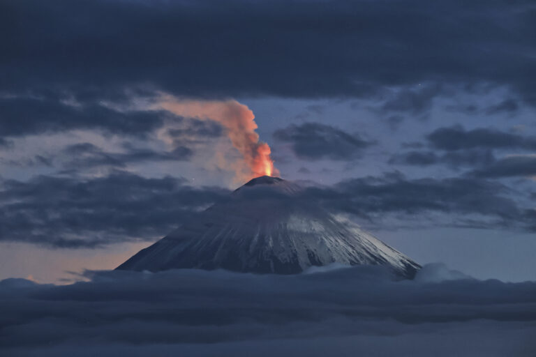 sopka krajina magma láva dym