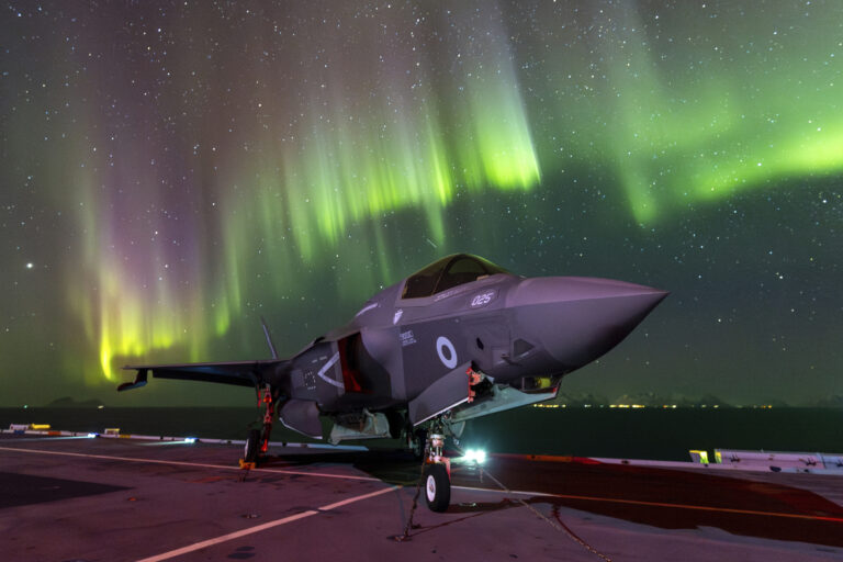 hory krajina lietadlo aurora borealis polárna žiara