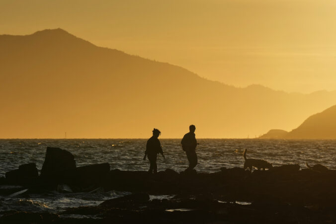 ľudia skaly pobrežie hora