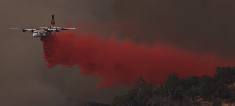 lietadlo požiar dym hory krajina