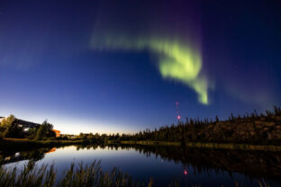 hory krajina stromy aurora borealis polárna žiara jazero