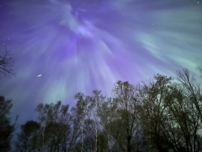 hory krajina stromy aurora borealis polárna žiara
