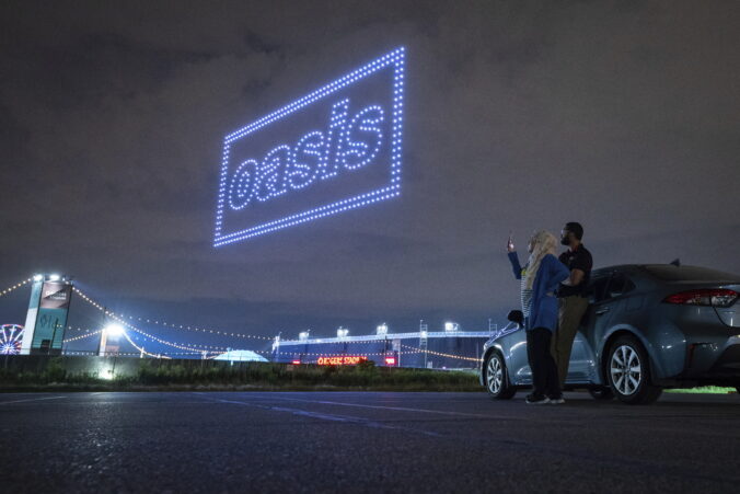 ľudia Oasis hologram svetlo show