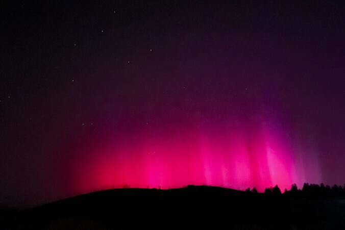 hory krajina stromy aurora borealis polárna žiara