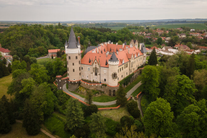 Majestátny Zámok Žleby v tieni Železných hôr