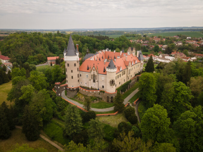 Majestátny Zámok Žleby v tieni Železných hôr