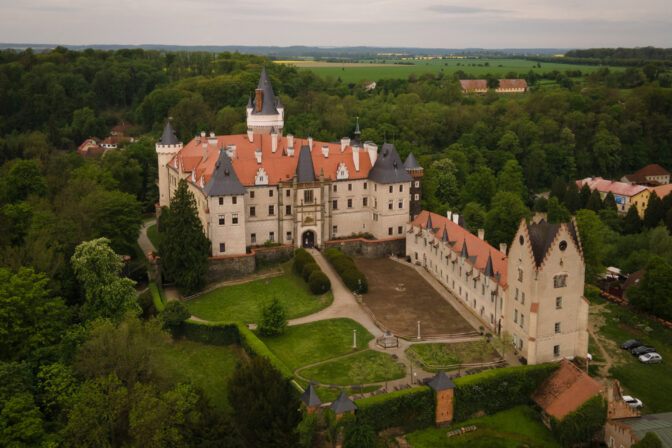 Zámok Žleby vyniká unikátnou zbierkou luxusného nábytku, zbraní, obrazov či vitráží.