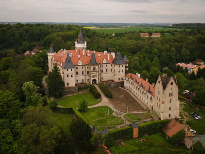 Zámok Žleby vyniká unikátnou zbierkou luxusného nábytku, zbraní, obrazov či vitráží.
