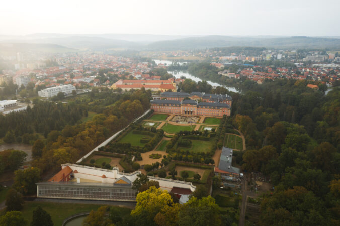 Zámok Dobříš z rozprávky Princezna ze mlejna a so záhradami ako v Schönbrunne